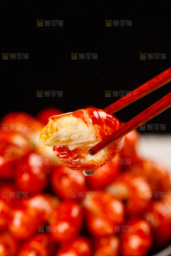 木底上的龙虾尾