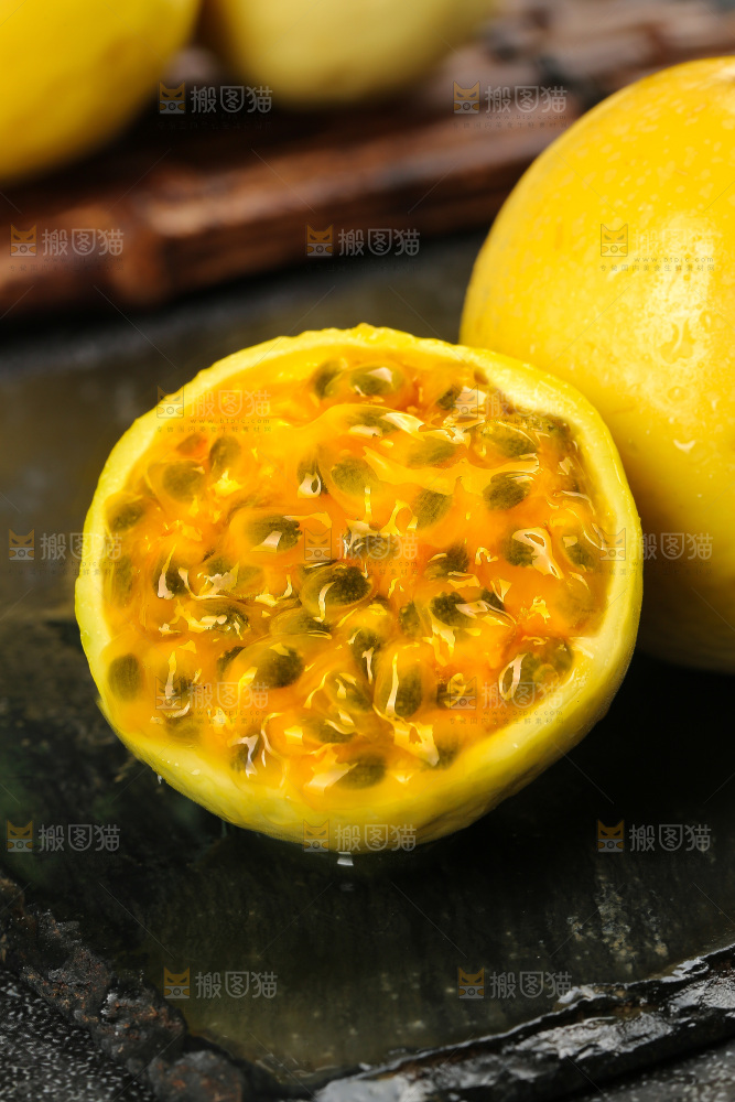 深底上的黄金百香果