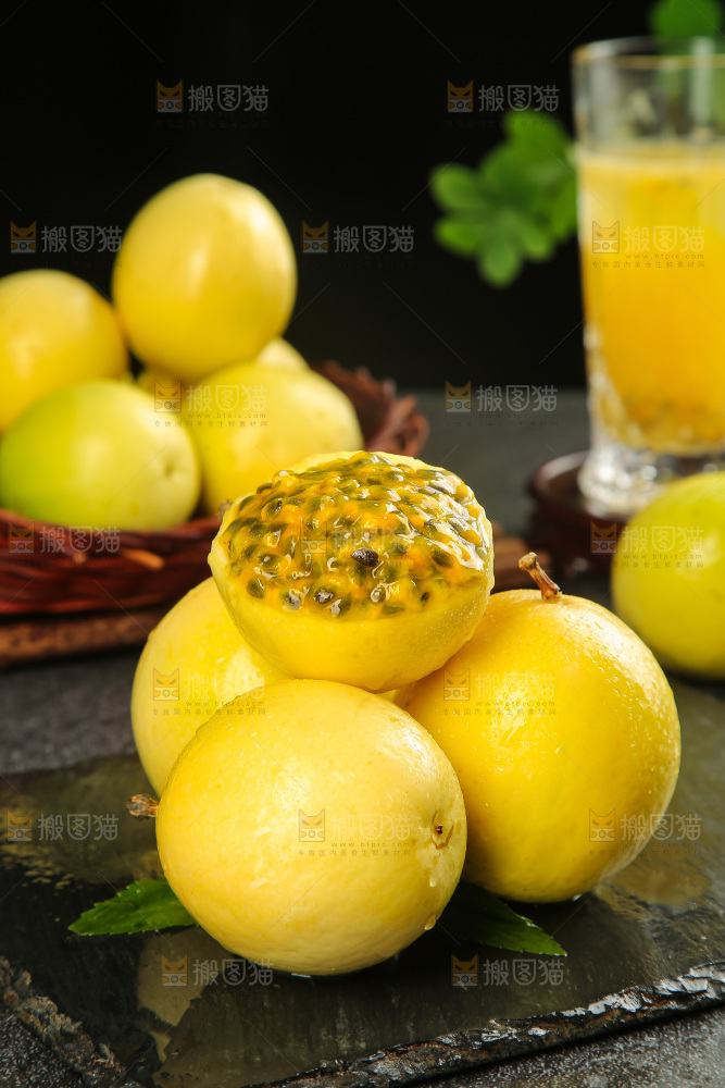 深底上的黄金百香果