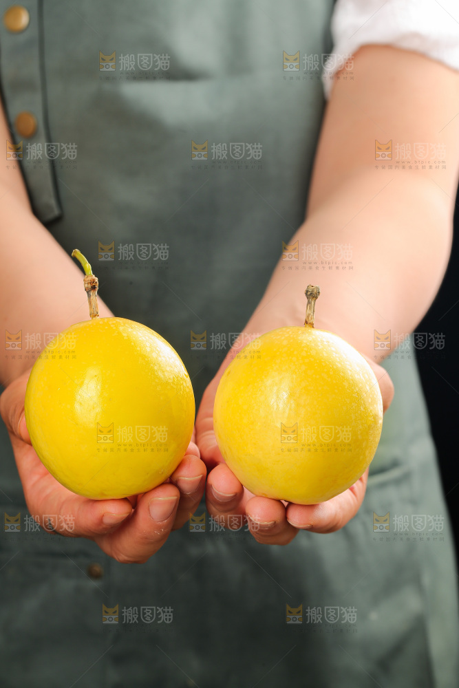 深底上的黄金百香果