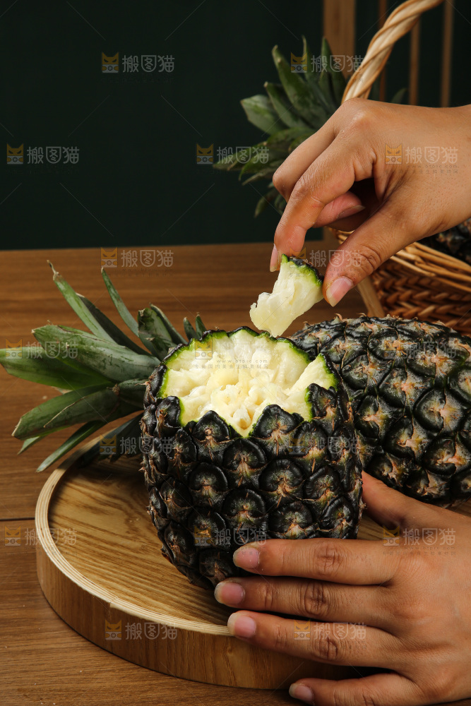 木底上的牛奶凤梨