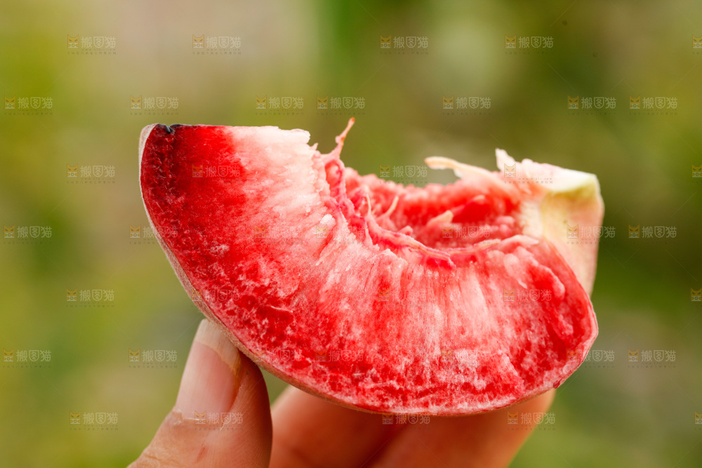 手里拿着血桃