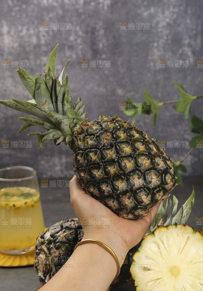 深底上的牛奶凤梨