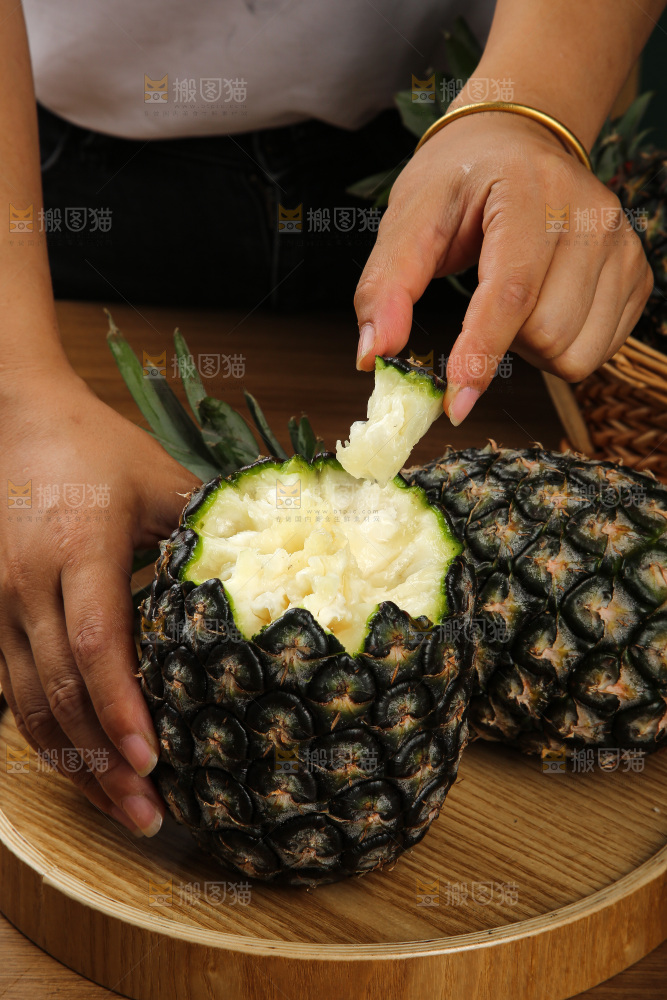 木底上的牛奶凤梨