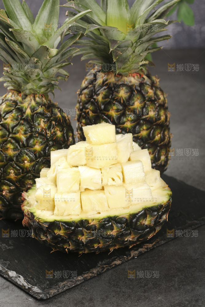 深底上的牛奶凤梨