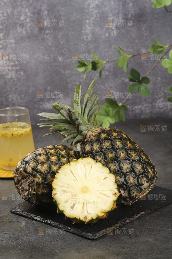深底上的牛奶凤梨