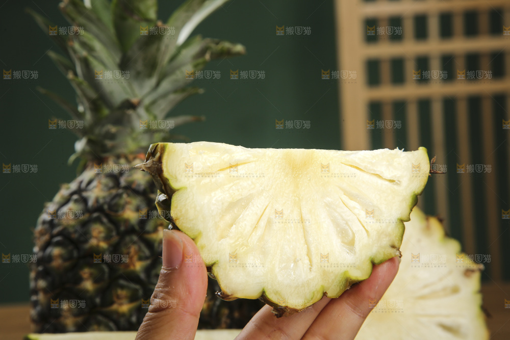 木底上的牛奶凤梨