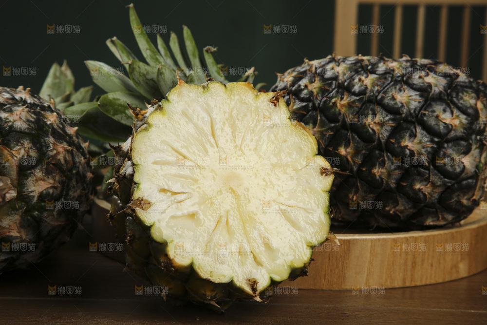 木底上的牛奶凤梨