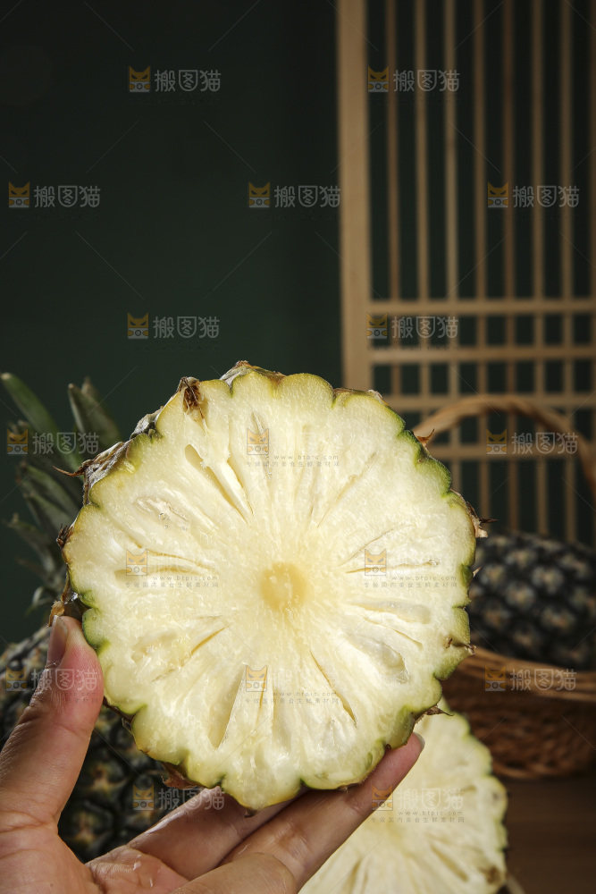 木底上的牛奶凤梨