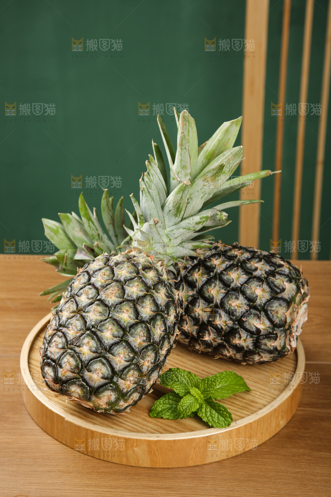 木底上的牛奶凤梨
