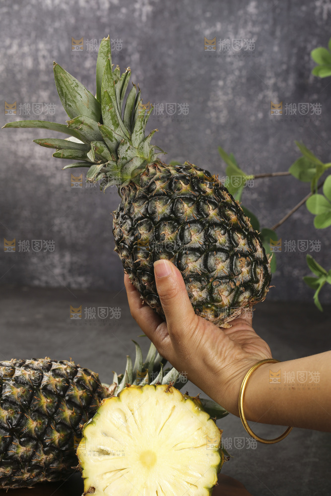 深底上的牛奶凤梨