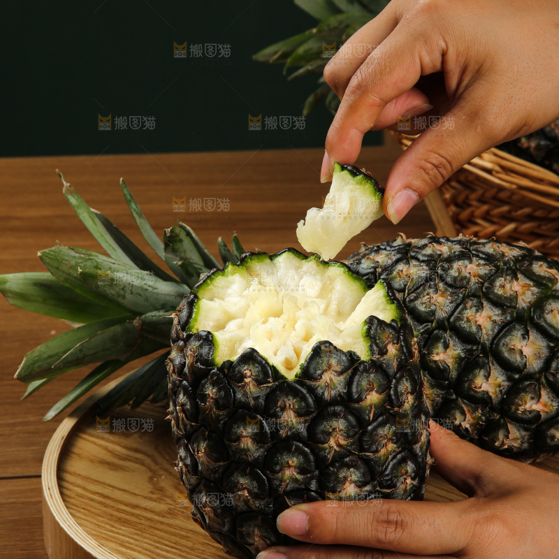 木底上的牛奶凤梨