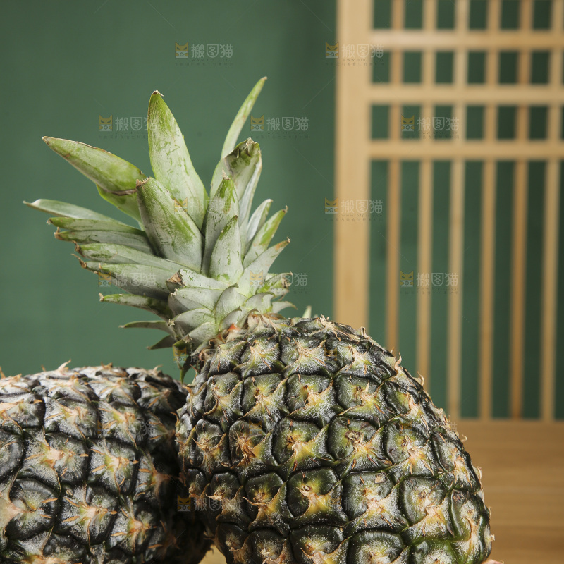 木底上的牛奶凤梨