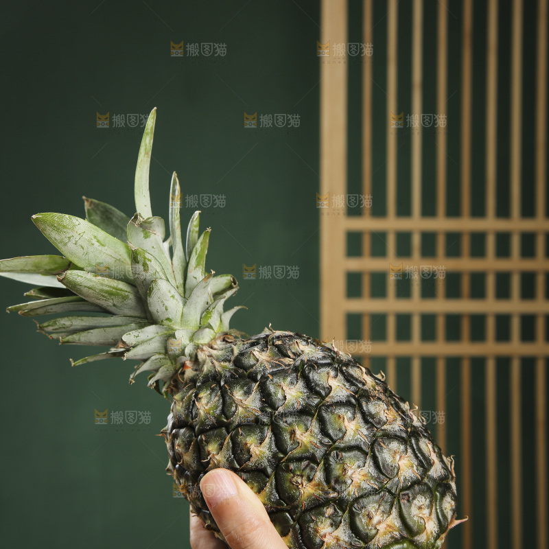 木底上的牛奶凤梨