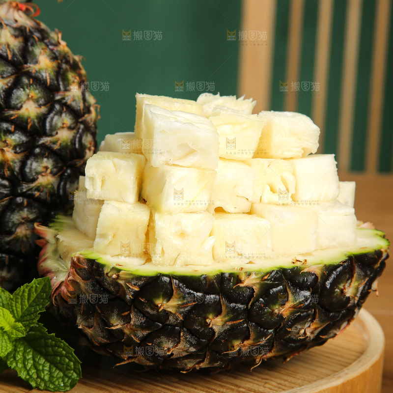 木底上的牛奶凤梨