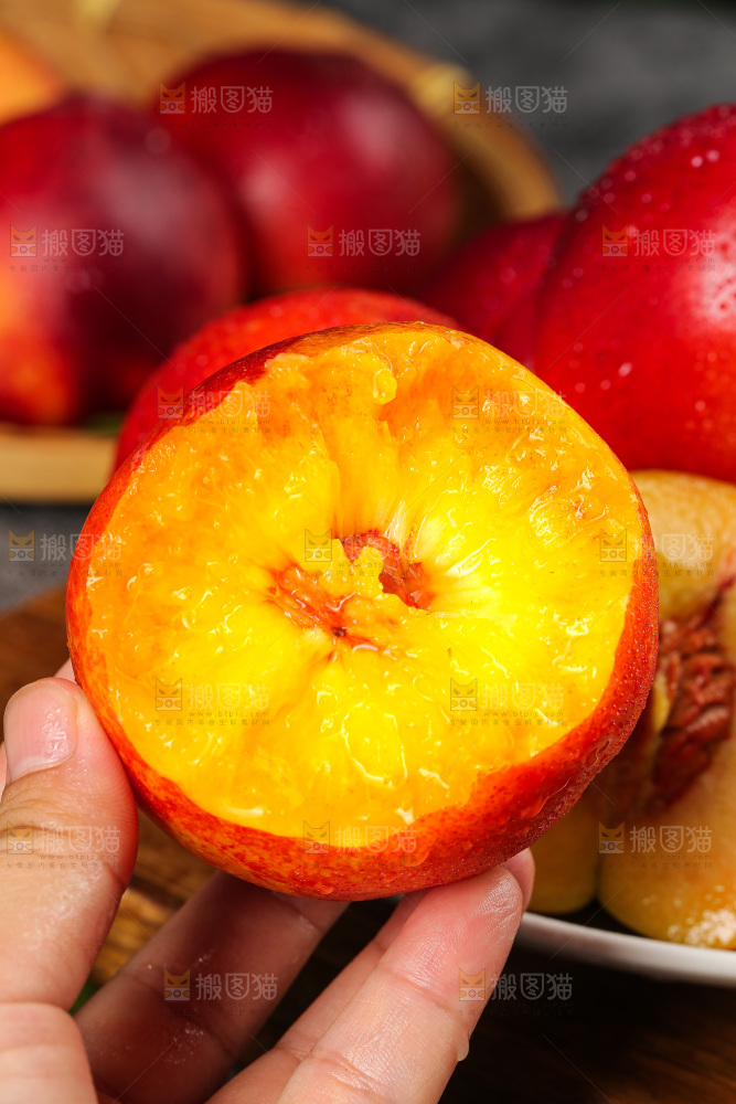 深底上的黄心油桃
