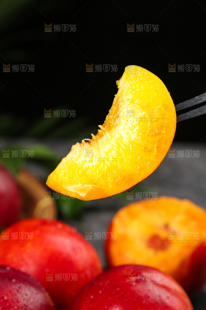 深底上的黄心油桃