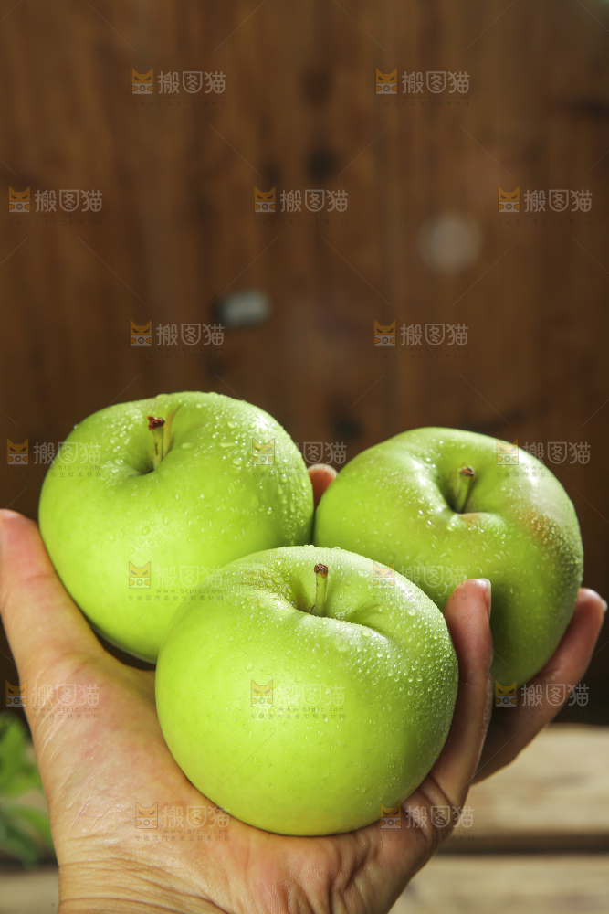 木底上放着青苹果