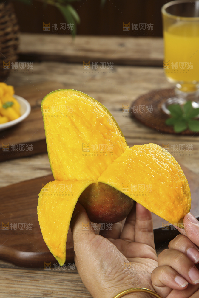 手里拿着贵妃芒