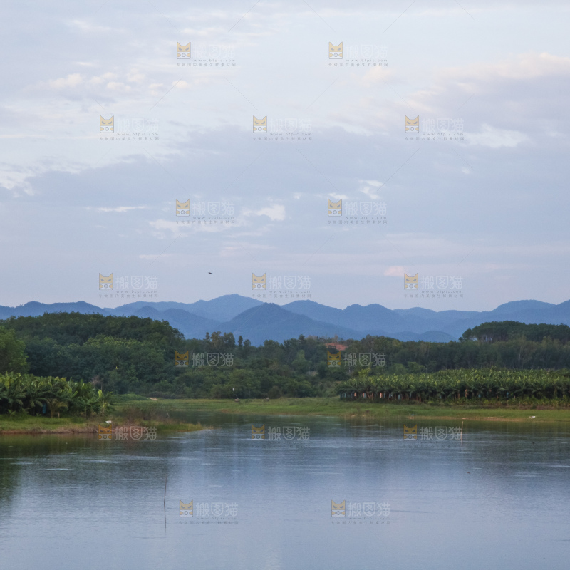 清澈风底的湖水