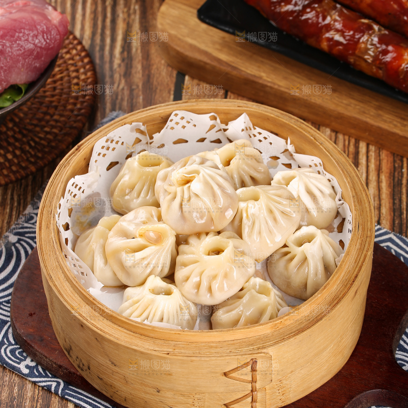 木底上的薄皮小笼包
