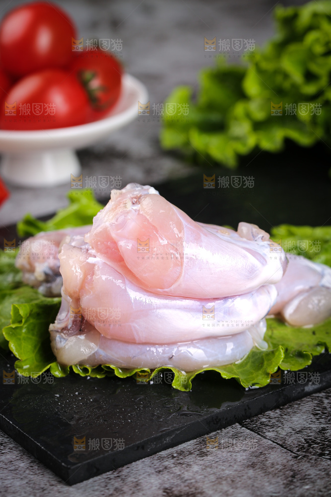 深底上的新鲜牛蛙