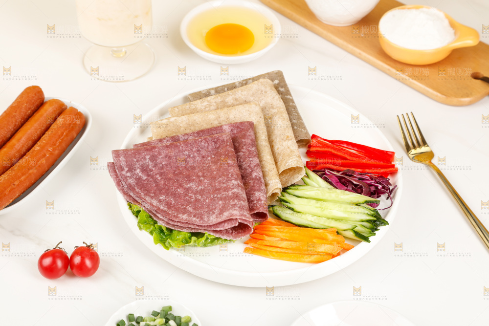 浅底上的果蔬卷饼