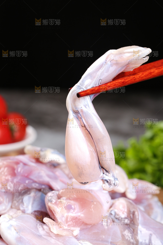 深底上的新鲜牛蛙