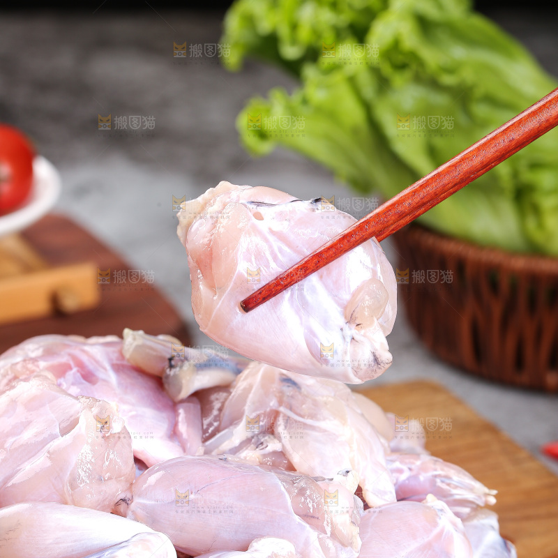 深底上的新鲜牛蛙