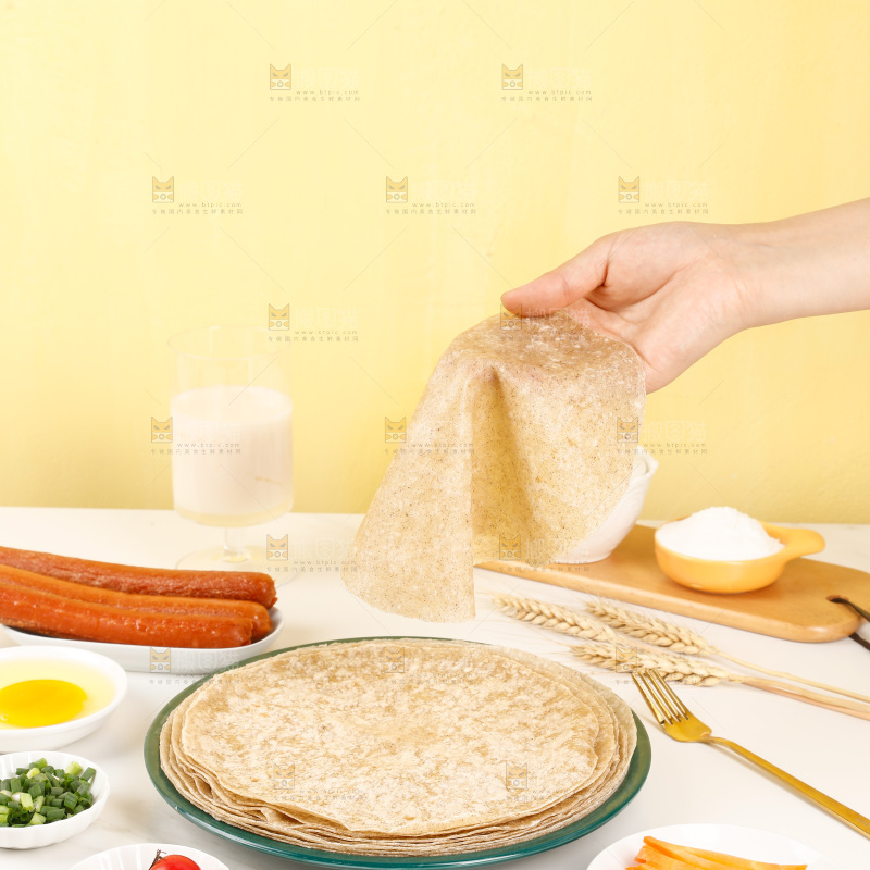 浅底上的果蔬卷饼