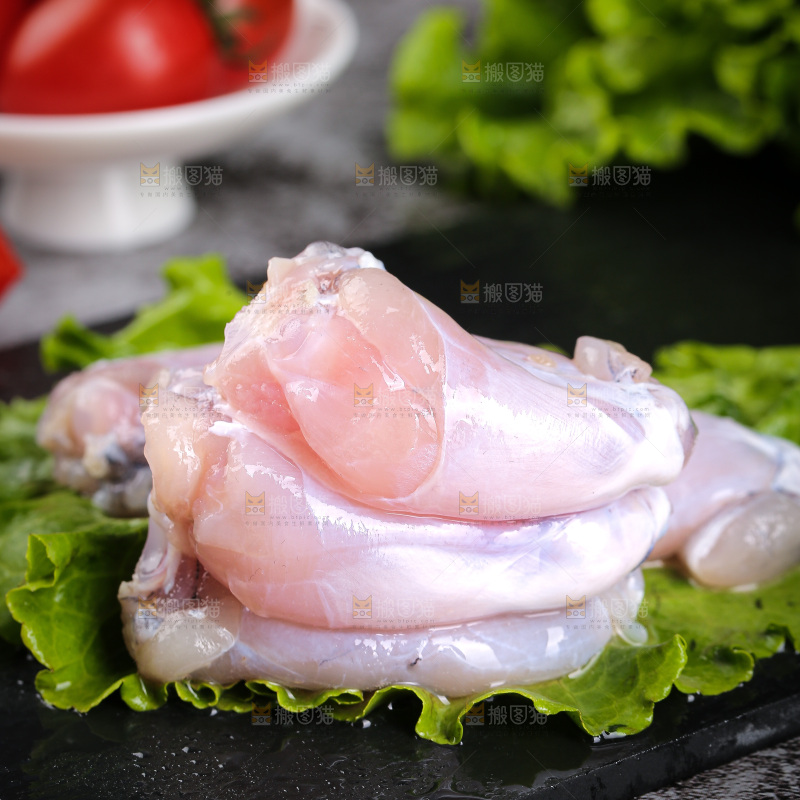深底上的新鲜牛蛙