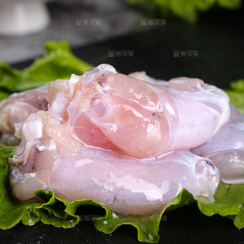 深底上的新鲜牛蛙