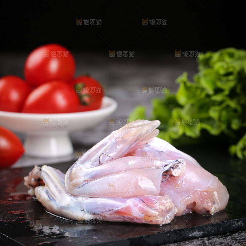 深底上的新鲜牛蛙
