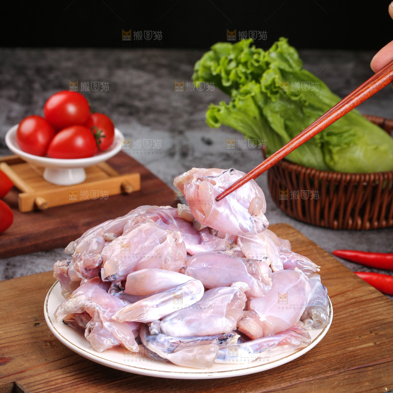 深底上的新鲜牛蛙