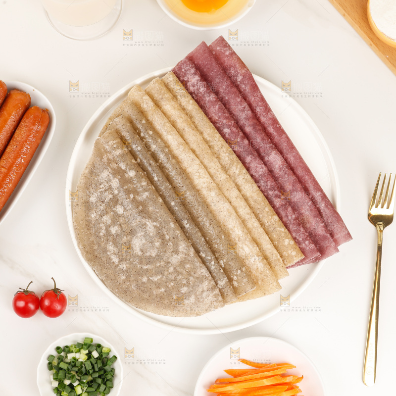 浅底上的果蔬卷饼