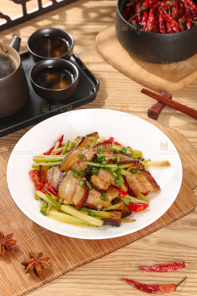 盘子里的腊肉炒芹菜
