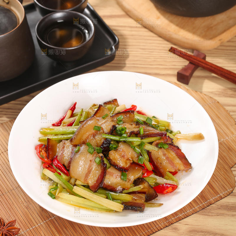 盘子里的腊肉炒芹菜