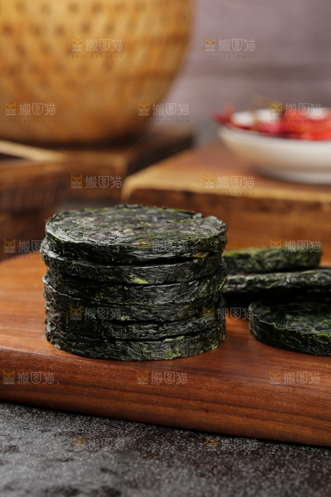 木底上的压缩海带丝