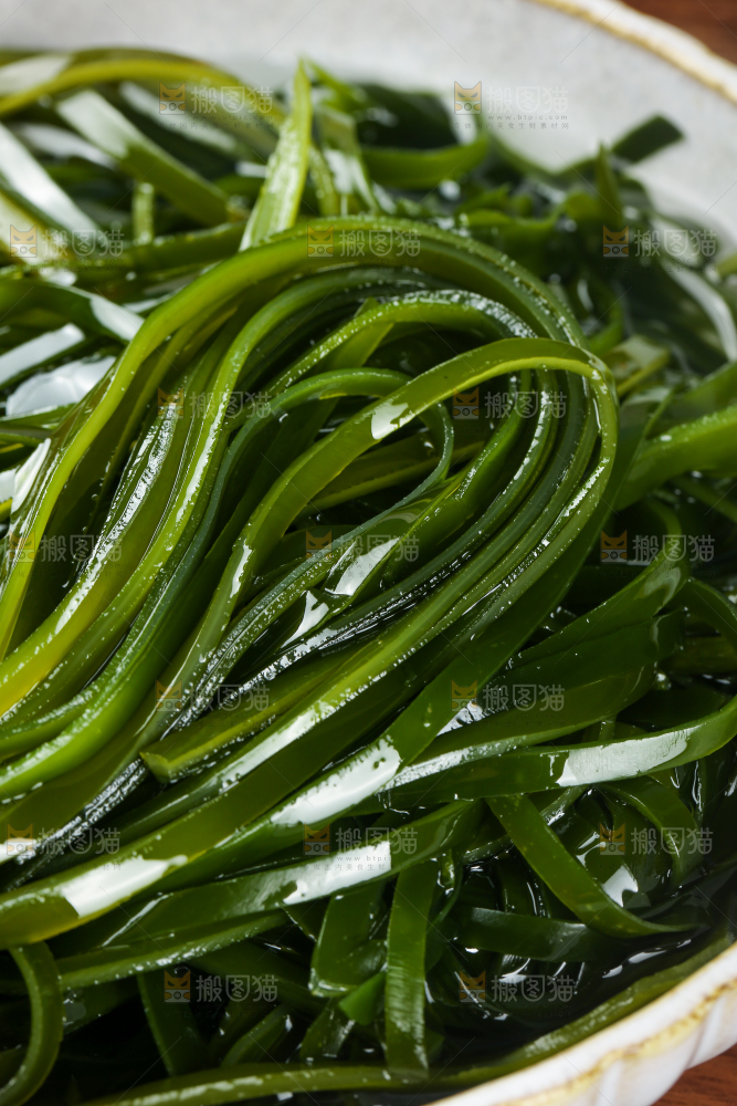 木底上的压缩海带丝
