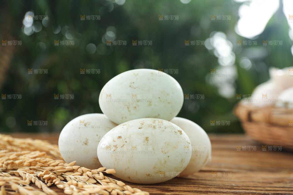深底上的鸭蛋