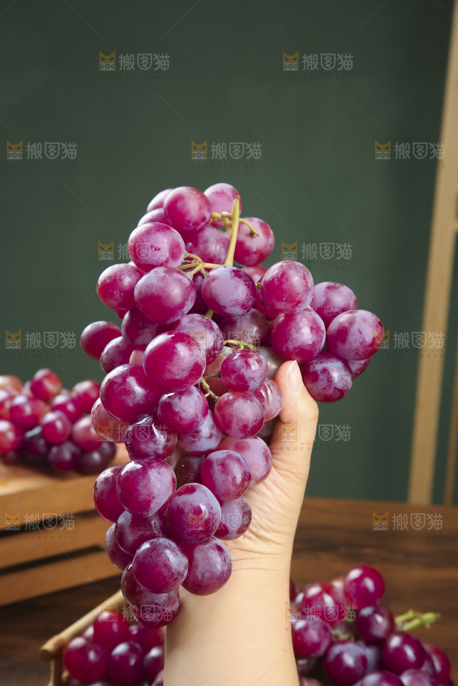 木底上的玻璃翠红提