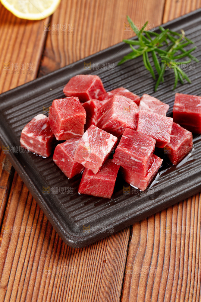 深底上的牛肉粒