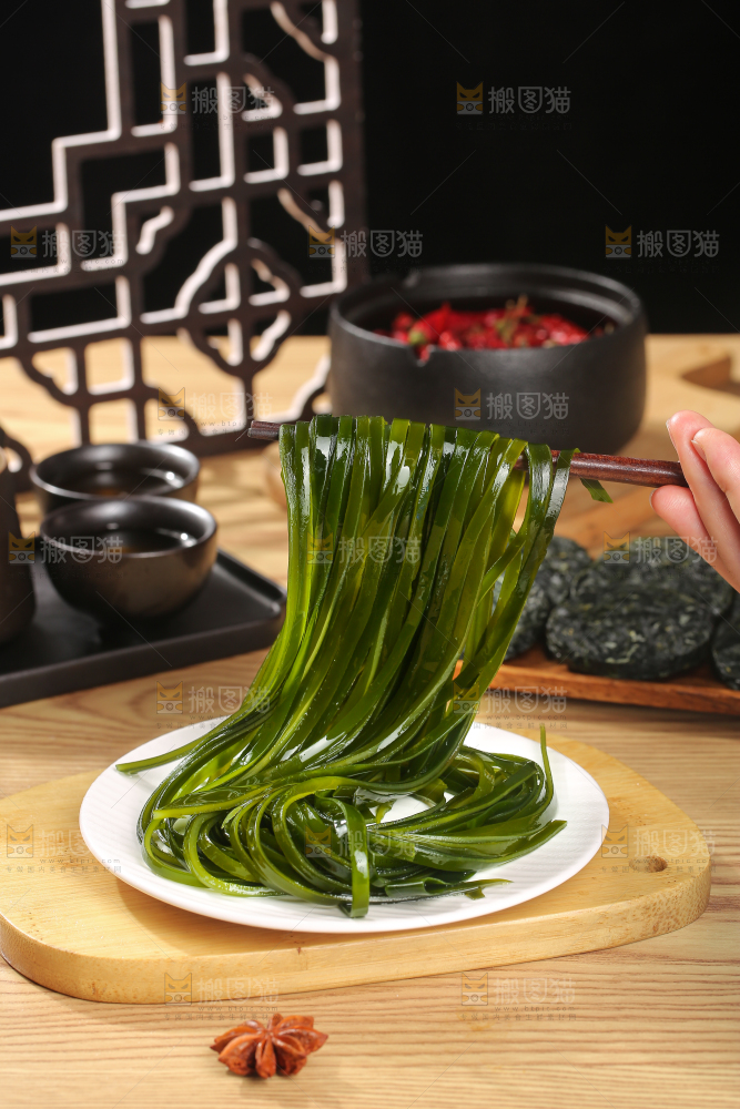 木底上的压缩海带丝