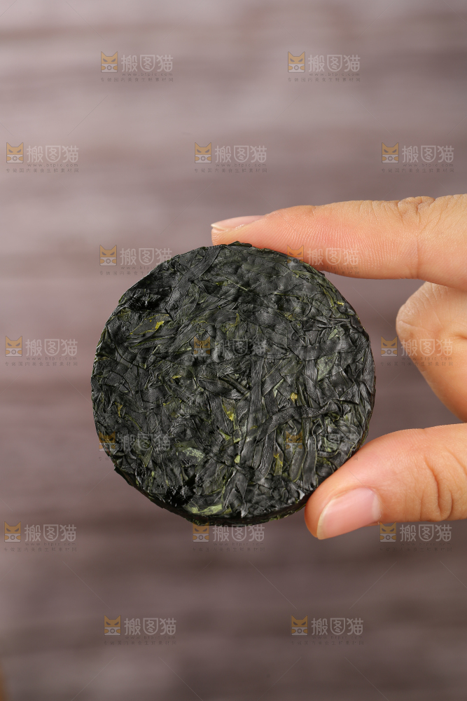 木底上的压缩海带丝