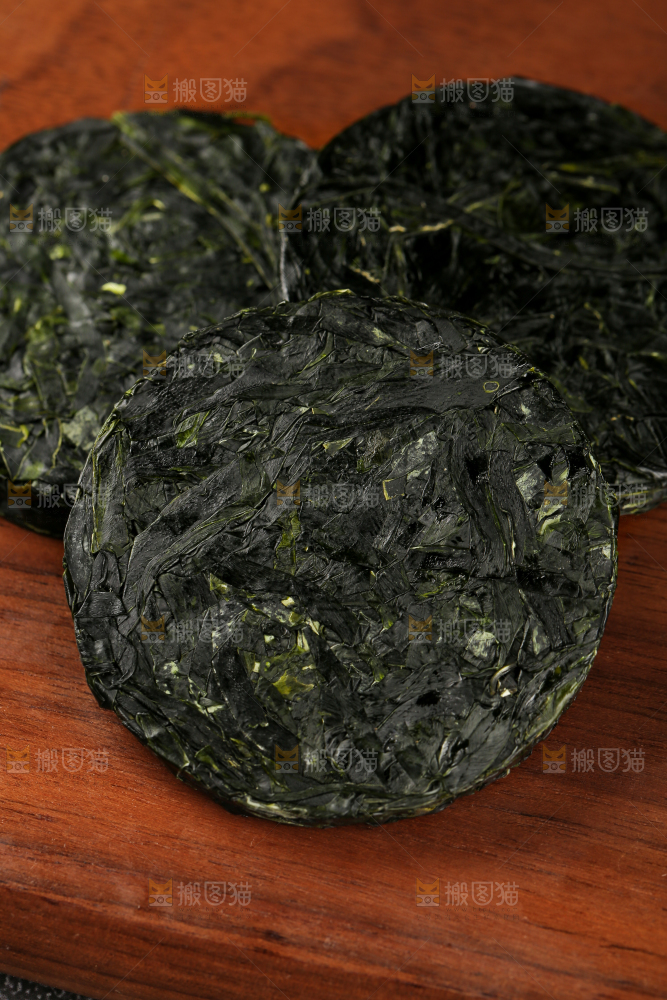 木底上的压缩海带丝