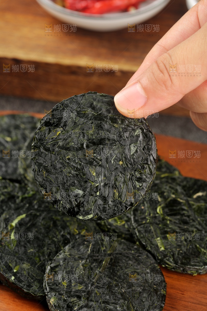 木底上的压缩海带丝