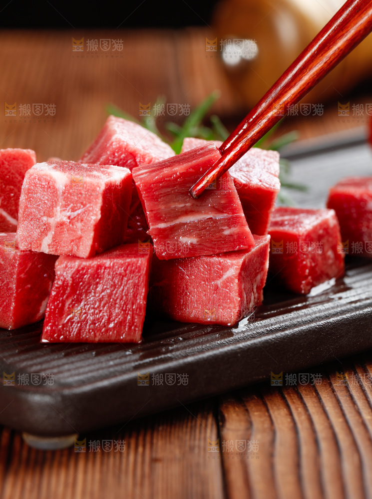 深底上的牛肉粒