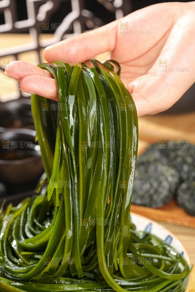 木底上的压缩海带丝
