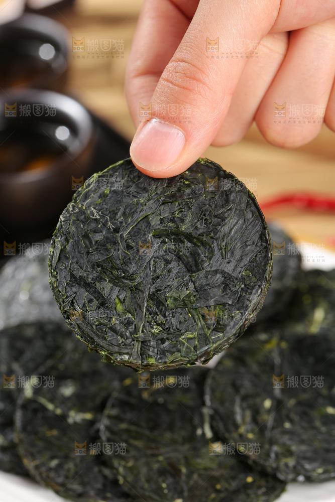 木底上的压缩海带丝