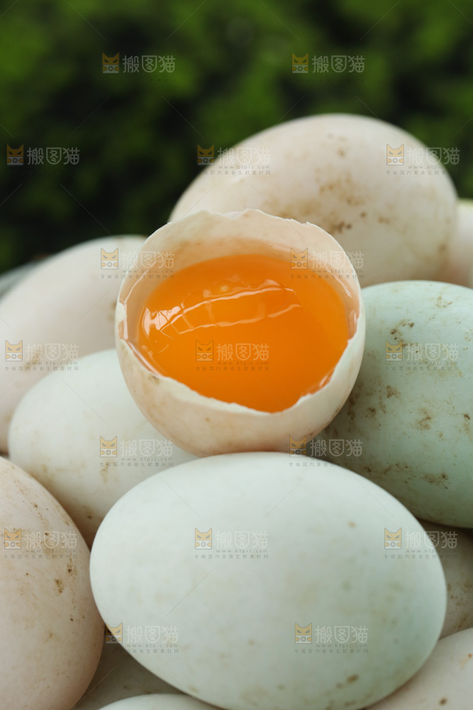 深底上的鸭蛋